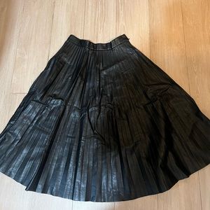 Lulu’s black vegan leather pleated midi skirt worn once size L